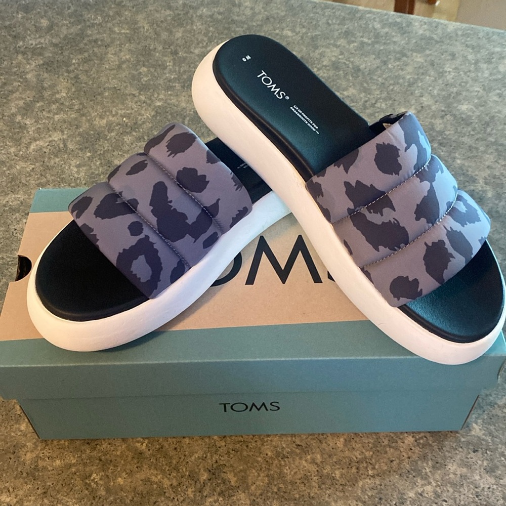 Brand new in box Toms women’s alpargata mallow slides size 9